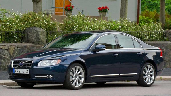 Най-старите седани с бензинов двигател износват кабелните си снопове на двигателя с течение на времето, а алтернаторът на 3,2-литровите модели е слаб. Други двигатели нямат сериозни проблеми с него. Окабеляването на шофьорската врата и багажника понякога се поврежда, но това е рядкост и лесно се поправя.

Иначе електрониката на S80 осигурява надеждна работа в продължение на години. Ако поддържате акумулатора, конекторите и алтернатора, всички системи - от климатика до информационно-развлекателната - ще работят безпроблемно.
