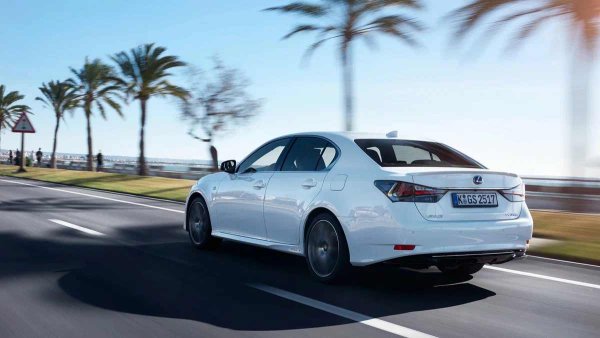 Сериозни системни повреди с окабеляването или управляващите блокове са практически нечувани. Всички опции - от климатроника до адаптивните системи за безопасност - функционират надеждно дори при превозни средства с пробег 200 000 км. Поддръжката на автомобила се състои от стандартните профилактични мерки.

Дребни изненади са изключително редки. Най-често те включват кратки проблеми с мултимедийната система или незначителни със сензорите, които обаче лесно се отстраняват на ниска цена. Хибридната версия GS 450h добавя сложни системи, но дори и тук собствениците съобщават за надеждна работа на цялата електроника.
