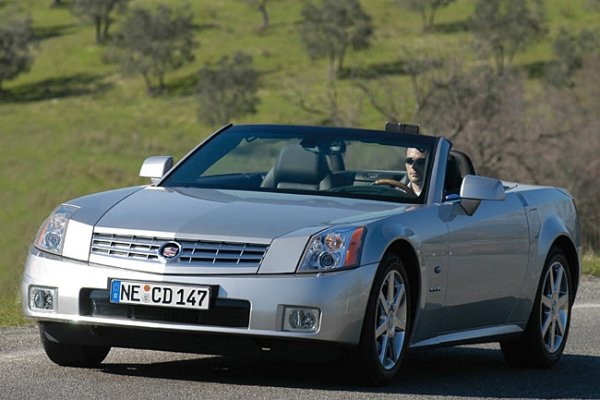 Cadillac XLR, 4.6 литров 8 цилиндров мотор, от около 80 000 евро