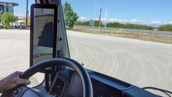 Защо интересът към тази добре платена професия не е достатъчно голям? От една страна, животът на международните шофьори не е лесен - те не само полагат сериозен труд, но и носят голяма отговорност за товарите си, а и отсъстват по цели седмици от домовете си. Втората причина според Димитров е, че прагът за влизане в нея е доста висок. "Дори в страни като Германия и Франция, с техните по-високи доходи, са нужни 4-5 месечни заплати, за да се покрият разходите по всички курсове и обучения, така че шофьорът да придобие всички необходими документи", обяснява Димитров. 
В България все повече компании поемат всички разходи по обучението и сертифицирането само в замяна на предварително сключен трудов договор. Иначе курсът за категория С е около 1000-1100 лева с включени вътрешни изпити, а за категория С+E - с около 150-200 лева повече. 
