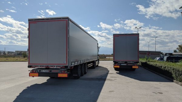 Все по-сериозен проблем са и административните усложнения. Димитров напомня, че навремето в България випускниците на професионалните училища придобиваха шофьорска книжка категория С още със завършването си. Сега за целта са им нужни две години опит с категория В. А при обсъжданията на бъдещата единна шофьорска книжка на Европейския съюз се предлага да има по две задължителни години трупане на опит преди получаването на всяка по-висока категория. Ако подобно нещо се приеме, това значи човек да може да стане професионален шофьор най-рано на 27-28 години, смята Димитров. Камарата е внесла предложение в Брюксел да се допусне изключения за завършващите професионални транспортни училища и те да могат да придобиват еквивалента на категория С доста по-рано. 