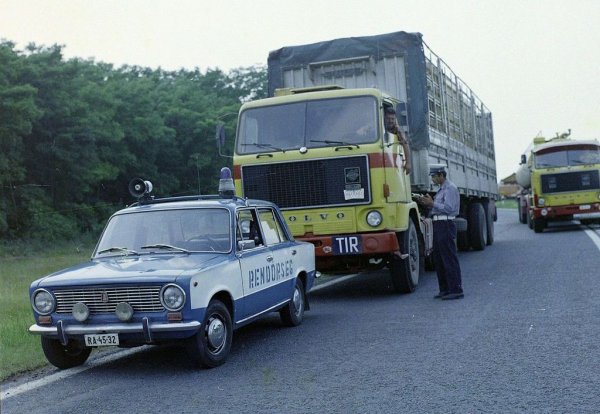 Евентуално решение за българските превозвачи е да се облекчат процедурите за легализиране на шофьори от трети държави. В страни като Полша и Литва това става за една-две седмици. В България обаче всички проверки отменат около 6 месеца. А след това някои страни по основните маршрути, като Унгария или Словения, не признават т. нар. розови сертификати. "Изобщо всячески ни се пречи да правим бизнес", твърди Димитров. Според него водачите от Източна Европа се подлагат на непрекъснати проверки в страни като Австрия и Германия, докато местните превозвачи са до голяма степен подминати от тях. 
НА СНИМКАТА: Унгарски милиционери проверяват български шофьор през 70-те години. Превозвачите от Източна Европа се оплакват, че се сблъскат със специално отношение на Запад