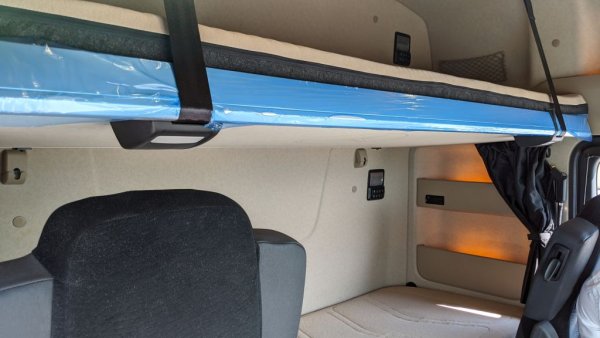 Българските превозвачи имат един от най-новите товарни флотове в Европа, със средна възраст на камионите едва около 3 години, подчертава Димитров. Но животът на шофьорите се усложнява много от пътните условия в самата България - безкрайни и зле планирани ремонти като тези на тунелите на "Витиня", и продължаващо с дни чакане по границите. 
НА СНИМКАТА: Две легла в кабината на новия Mercedes Actros
