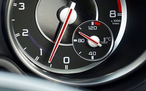 Това важи за автомобили с карбуратори, но не и за двигатели с електронно впръскване на горивото. Просто изчакайте, докато оборотите се стабилизират, и можете да шофирате, без да превишавате 2500 оборота в минута. Трансмисията обаче ще остане студена, независимо колко дълго загрявате двигателя.