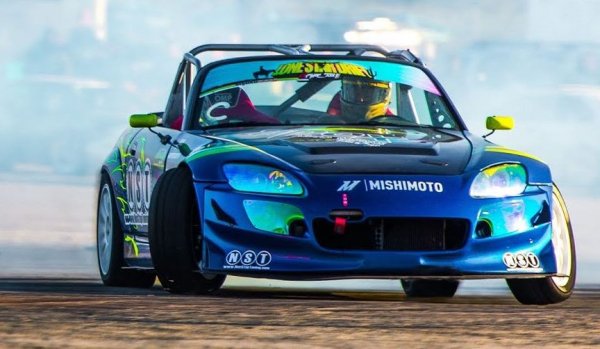 Обикновен четирицилиндров агрегат в спортен автомобил не звучи като върха на сладоледа. Но в двигателя на S2000 няма нищо обикновено. Известен с кода F20C, той с лекота се развърта до 9000 оборота - първият случай в историята, когато това се случва в годна за нормални пътища кола, а не в състезателен болид. Литровата мощност на практика е 123.5 конски сили. Чак през 2010 година Ferrari успя да надмине това с 458 Italia, и то минимално - 124.5 коня за литър обем. Добавете към това идеално разпределение на теглото между двете оси, и устойчива на усукване Х-образна рама, и ще разберете защо тази кола е дрифт икона. 
