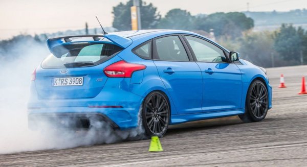 Един от първите масови модели, който предложи на клиентите си специален "дрифт режим". Зад това смело обещание стояха и достатъчно солидни технически аргументи: 2.3-литров турбомотор с 355 коня, ползван и при Mustang, и изцяло нова система за векторно разпределение на въртящия момент, разработена от GKN. Жалко, че последното поколение на Focus вече няма такава версия. 
