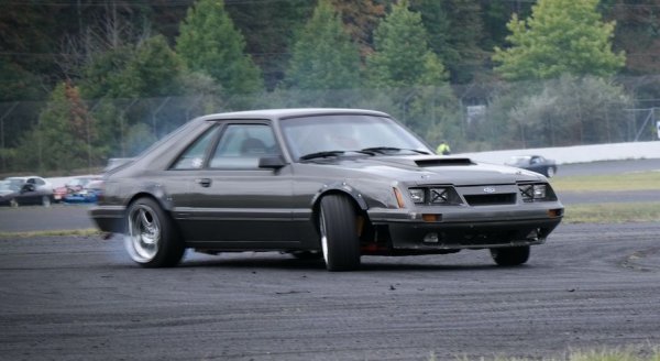 Някои хора имат сериозни възражения срещу твърдата ос като окачване за един спортен автомобил. Но ако се абстрахирате от това, "мустангът" е доста добро средство за дрифт благодарение на добрия стар атмосферен V8. 

