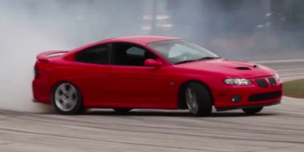 Още една класическа американска muscle car, която залага на изпитаната формула за дрифт: голям V8 с много коне, здрава скоростна кутия и предаване на мощността изцяло към задния мост. 
