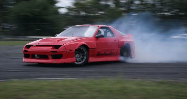 В устройството на тази кола няма съществени разлики с останалите в този списък: предно разположен двигател, ръчни скорости, задно предаване. Драстичната разлика идва от това какъв е този двигател. Роторният, или ванкелов агрегат на оригиналната RX-7 има предостатъчно мощност за дрифт. Но понеже не се слави с легендарна издръжливост, много собственици всъщност го подменят с по-конвенционален мотор, за да ползват иначе отличното за дрифт шаси. 
