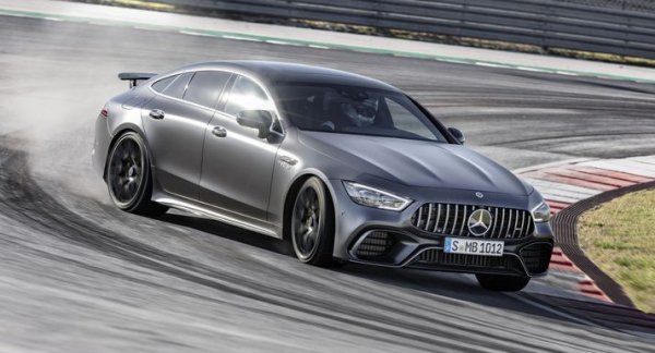 И тук, както при Focus RS, получавате отделен дрифт режим, който прави страничното плъзгане детински лесно. Извън това приликите между двете коли са скромни: GT 63S има четирилитров V8 с 630 коня и 900 Нм максимален въртящ момент, прави 100 км/ч от място за 3.2 секунди и развива 315 км/ч. И, разбира се, струва малко повече от "фокуса". 
