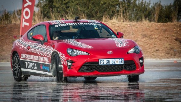 Можете да намерите тази кола и као Toyota GT 86, и като Scion FR-S. Става дума за една и съща машина, която миналата година успя да подобри рекорда за най-дълъг непрекъснат дрифт - пет часа. Междувременно новото BMW M5 успя да й отнеме този рекорд, но качествата на BRZ/GT86 си остават забележителни, а цените поспаднаха. 
 