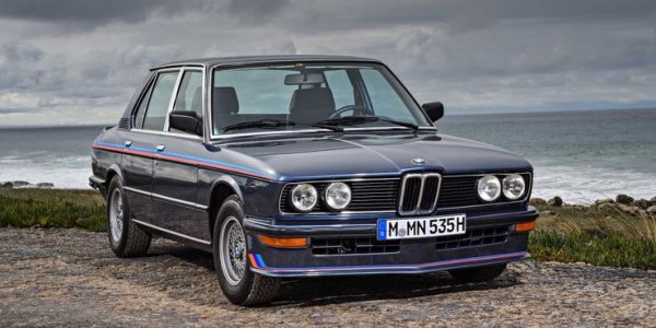 Преди BMW M5 да промени света на бързите и мощни седани, баварската компания предлага версията M535i. Всъщност, модел с това име съществува при две поколения на 5-Series - E12 и E28. Първият е показан през 1979 година, като комбинира двигател от двигател от 635CSI с диференциал с ограничено приплъзване и различен дизайн.