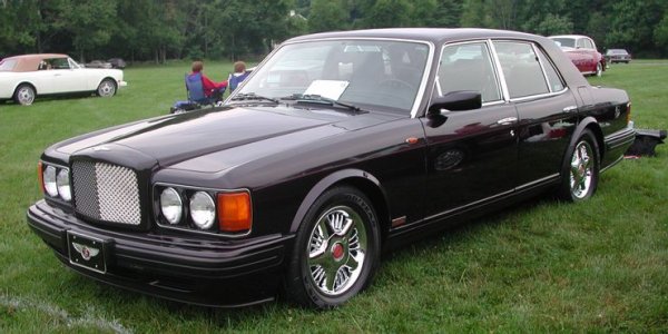 Bentley Turbo R е моделът, с който британската марка се връща към корените си. Той излиза през 1982 година, като изпреварва първото BMW M5 с цели две години и предлага уникален начин за придвижване от кола с четири врати.