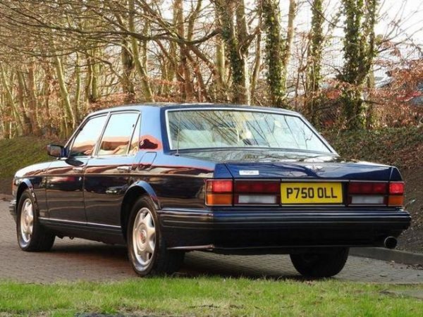 Седанът е задвижван от впечатляващ 6,75-литров V8 с турбо. Първоначално той е наречен Mulsanne Turbo, а след това освен ново име - Turbo R, получава и различно окачване, което го прави още по-добър.