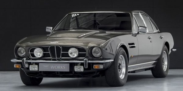 Този модел не е толкова популярен като второто поколение Lagonda. Клиновидният седан излиза на пазара през 1974 година, като представлява "опънат" Aston Martin V8 Vantage със спортни характеристики.