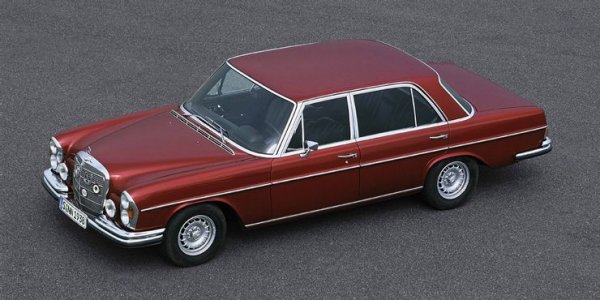 Mercedes-Benz 300SEL 6.3 беше и основата за "Червено прасе", първата "правилна" кола AMG. Той е състезател, който доминира на пистата. Двигателят му е увеличен до 6,8 литра, като през 1971 година завърша втори на "24 часа на Спа".