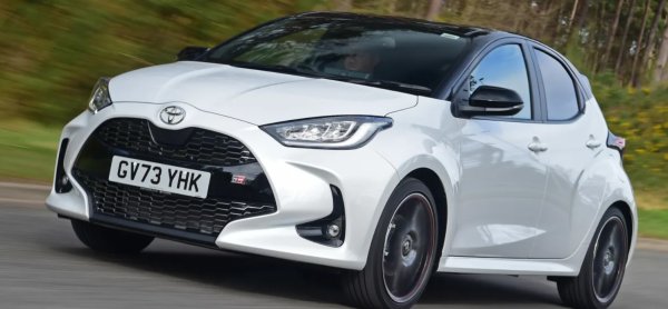 Цени от 26 900 евро

Няма съмнение, че Toyota Yaris е едно от по-състезателно изглеждащите суперминита на пътя, въпреки че за изживяването при шофиране не е върхът на забавата. Карайте го разумно -  колкото е предвидено, и екологичните характеристики на този хибрид със сигурност ще ви харесат.

Като един от най-малките хибриди в продажба днес, няма да се изненадате да чуете, че Yaris е икономичен - 3,45 литра/км.. Скоростната кутия работи добре при ниски скорости в града или при леко шофиране. Опитате ли се натиснете педала обаче може да се поразочаровате. Просто свиквайте, че е за сметка на икономичността.
