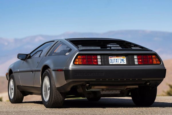 Някои от идеите изчезнаха на етапа на проектиране и конструиране на първия прототип, а с други DeLorean се мъчи в продължение на години. В крайна сментка Джон ДеЛориан се свърза с Lotus с молба да финализира инженерната част на автомобила, без да променя неговия дизайн. Така DMC-12 получава основна X-образна рама и конструкция на окачването, идентично с това на новия Lotus Esprit.

Самата рама, разбира се, стана метална, последвана от пластмасова рамка на тялото, върхя която са закачени панели от неръждаема стомана. Дори британските магьосници обаче не могат да решат проблема с двигателя - голям V6 от Peugeot-Renault-Volvo, който си остава основната слабост на автомобила.
