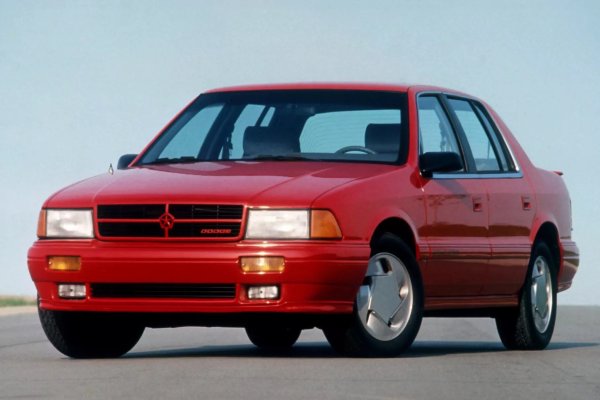 През периода 1986-1993 г. Lotus принадлежеше на концерна General Motors и американците с готовност използваха актива си за модели на Opel и Isuzu, както и за мощен двигател за C4 поколение Corvette ZR-1. Куриозното е, че по то време британците са работили и за преките конкуренти на GM - все едно AMG да помага на BMW.

Първоначално Dodge Spirit е незабележим седан с предно задвижване на обикновената платформа „К“ на Chrysler. От началото на 80-те до средата на 90-те тя се използва за огромен брой модели на различни марки. При версията R/T обаче неката са различни, тъй като под капака има 2,2-литров турбо двигател с цели 224 конски сили.
