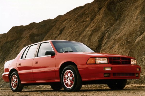 Работата е извършена съвместно от подразделението Mopar и Lotus и е сигурно, че европейците са отговорни поне за дизайна и производството на цилиндровата глава. В допълнение, Spirit R/T получи по-твърдо окачване и по-силни спирачки, което го прави още по-впечатляващ на пътя.

И горко на тези, които искаха да се състезават с него! С динамика от около 6 секунди за ускорение до 100 км/ч този Dodge се движи приблизително на нивото на поколението E34 на BMW M5. Официално той се счита за най-бързия сериен седан в Америка, като струва само 18 000 долара, тоест три пъти по-евтино от BMW.
