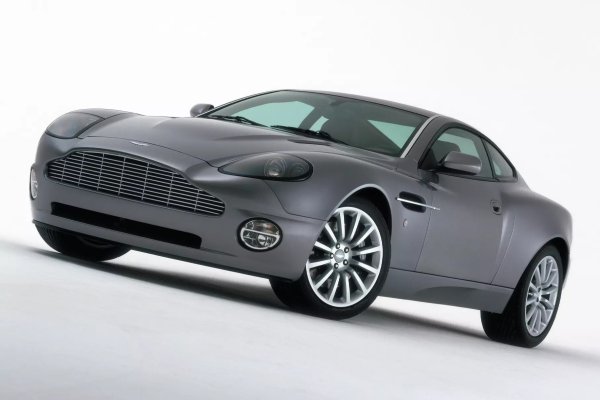 Историята на оцеляването на Aston Martin в края на миналия век е отличен пример за това как липсата на инженерна компетентност може да бъде преодоляна чрез дизайн и маркетинг. Не е тайна, че красивото DB7 купе на Иън Калъм е базирано на модифицирано шаси на остарял Jaguar XJS, светлините са заимствани от Mazda 323, интериорните елементи са взети от масово произвеждани модели на Ford, а огледалата като цяло са монтирани от Ситроен СХ. 

По-малко известна е историята на флагманския суперавтомобил Aston Martin Vanquish, появил се през 2001 г. Именно тук дебютира монококът, изработен от екструдиран алуминиев профил - той все още се използва от почти всички Aston, без да се броят екстремни коли като Valkyrie. Lotus Elise е направен по същия принцип и това изобщо не е случайно - инженерите на Lotus наистина помогнаха на своите сънародници от Хейдън.
