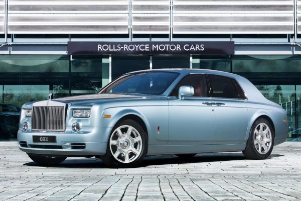 Днес Rolls-Royce разполага със серийно електрическо купе Spectre, а Lotus произвежда кросоувъра Eletre и хиперколата Evija, задвижвани от батерии и това не шокира никого. Такива са времената. През 2011 г. обаче  концептуалният седан Rolls-Royce 102EX представляваше истинско предизвикателство за обществеността - Phantom, който се зарежда от контакта. 

Именно инженерите на Lotus помагат за създаването на най-тихите Rolls-Royce. Има известна ирония във факта, че компания, която е прекарала цялата си история в преследване на максимално намаляване на теглото, се е заела да направи много тежка кола още по-тежка.
