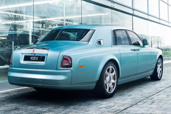 Всъщност, хората от Lotus вече имат опит в имплантирането на електрически компоненти в собствената си Elise - в крайна сметка те участваха в създаването на първия Tesla Roadster. Така че тук те измислиха как да опаковат пет батерийни модула с общ капацитет от 71 kWh, където преди имаше V12 с обем от 6,75 литра и осемстепенна автоматична скоростна кутия. 

Твърди, че колата се оказала много динамична - някои дори я смятали за твърде динамична, но серийното производство трябваше да изчака повече от 10 години.
