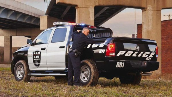 Вече има нов Ram 1500, но не и на полицейска служба. За органите на реда се предлага последното поколение Ram 1500 Classic, готов да патрулира. Освен това е и със задвижване на четирите колела.
Двигател: 5.7-литров V8
Мощност: 385 к.с. и 555 Нм
Задвижване: Задно и 4х4