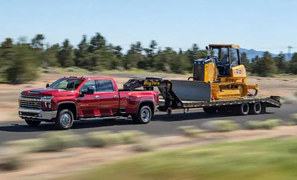 Silverado се предлага както в лека, така и в тежкотоварна версия, която не отговаря на изискванията за този списък, тъй като е предназначена само за търговска употреба.

По-големи дори от споменатия по-рано Ram, версиите Crew Cab, Long Bed на 2500HD и 3500HD Silverado са най-дългите обикновено предлагани Chevrolet-и, които някога са съществували, с размери 6756 мм.
