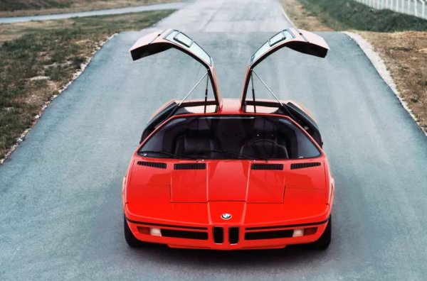 Ангажиментът на баварската марка към спортната тематника е добре известен. Затов е изненадващо, че в историята на BMW има само един суперавтомобил със средно разположен двигател - M1. Неговият концептуален прототип е създаден от легендарния Пол Брак, автор на епохални модели на Mercedes, включително лимузината 600 W100, както и на "акулите" BMW 5 Series E12, 3 Series E21, 6 Series E24 и 7 Series E23. 

Серийният M1 наследява редица решения от арсенала на шоу-автомобила, но повдигащите се врати тип "крило на чайка" прелетяха покрай него.
