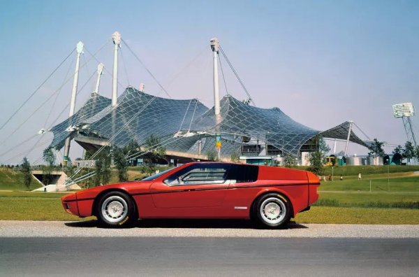 Въпреки външните прилики, спортните автомобили E25 Turbo и M1 имат сериозна техническа разлика. Ако серийният автомобил се задвижва от типичен за BMW редови шестцилиндров двигател с атмосферно пълнене и обем от 3,5 литра, концептът разчита на 2,0-литров четирицилиндров агрегат с компресор (280 к.с.).

По същество това е версия на турбо двигателя на наточеното BMW 2002. С него колата демонстрира завидна пъргавина - максималната скорост е ограничена на 250 км/ч.
