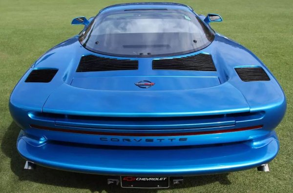 5,7-литровият V8 двигател с два турбокомпресора (650 к.с.) е по същество турбо версия на LT5 V8 от Corvette ZR-1 (C4). Задвижването е на всички колела, плюс пълно управляемо шаси и електронно контролирано окачване. CERV III изглежда напълно нетипичен за Corvette, но пленява с ракетоподобната си каросерия от въглеродни влакна.
