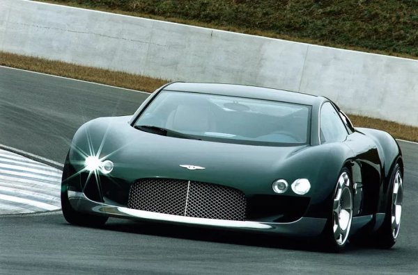 Богатата състезателна история на Bentley изисква изграждането на екстремна техника, но компанията демонстрира сдържаност по този въпрос. И най-много радва феновете си с наточени версии на серийни продукти. 

Единственият суперавтомобил с двигател по средата е представен на автомобилното изложение в Женева през 1999 г. Дизайнът е своеобразен коктейл от компоненти на Volkswagen Group. Шаси от Lamborghini Diablo плюс осемлитров W16 с мощност 623 к.с.
