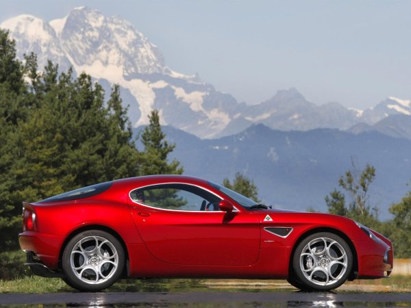 Alfa Romeo 8C Competizione е е съвременен спортен автомобил, който съчетава в себе си класически елементи на дизайна и съвременни технологии. Обтекаемите му форми и агресивен външен вид привличат вниманието като магнит. Той е оборудван с двигател с обем 4,7 литра (450 к.с.), като ускорява до 100 км/ч за 4,2 секунди и развива максимална скорост 292 км/ч. 

Този автомобил е символ на италианската страст към дизайна и скоростта. Сред собствениците му е актьорът Киану Рийвс. При появята му цената е 300 000 долара, което е приблизително 350 000 долара сега.
