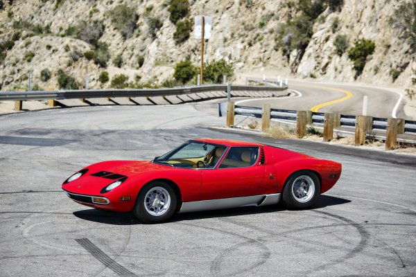 Lamborghini Miura е първата суперкола в света със средно разположение на мотора. Нейният дизайнер Марчело Гандини създава автомобил с потресаващи пропорции и агресивен вид. Двигател с обем 4,0 литра и мощност 350 к.с. позволява да се постигне максимална скорост 280 км/ч, като ускорението от 0 до 100 км/ч отнема 6,7 секунди.

Miura се превърна в икона на стил и скорост, която утвърди статута на Lamborghini като производител на суперколи. Сред известните собственици на модела е певецът Франк Синатра. 

През 1966 г. цената на автомобила е била около 20 000, което днес е равностойно около 160 000. На аукционите цената на Miura може да достигне 3 милиона долара.
