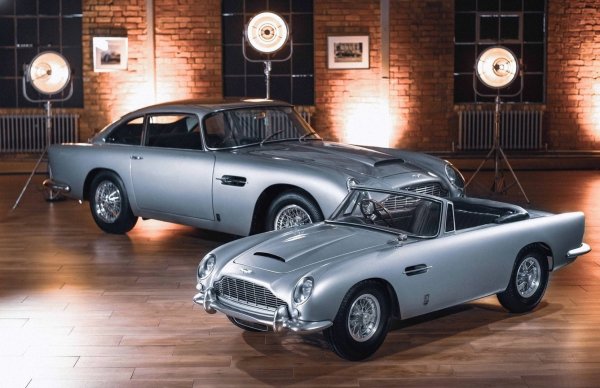 Aston Martin DB5 остана известен на целия свят благодарение на филмите на Джеймс Бонде. Този класически британски стил, разработен с италиански дизайнери от Carrozzeria Touring Superleggera, съчетава в себе си елегантност и мощ. Двигател с обем 4,0 литра и мощност 282 л.с. осигурява максимална скорост 233 км/ч и ускорение до 100 км/ч за 8 секунди.

Автомобилът е олицетворение на лукс и стил 60-те години. Той се появява първо във филма &bdquo;Голдфингър&ldquo; (1964) и по-късно в &bdquo;Казино Роял&ldquo; (2006). При излизането си струва около 12 000 долара, което е еквивалент на 105 000 долара в наши дни. На аукцион цената може да достигне 4,6 милиона.
