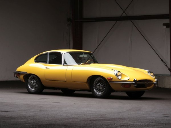 Jaguar E-Type е един от символите на британската автомобилна индустрия. Дългият му капака, плавните линии и елегантните пропорции създават образ, който не остарява с годините. Автомобилът е оборудван с двигател с мощност 265 л.с., като максималната скорост е 240 км/ч, а ускорението до 100 км/ч от място отнема 7 секунди. Дори Енцо Ферари го определя като &bdquo;най-красивият автомобил, създаван някога.&ldquo;

Този красавец се появян в такива филми като &bdquo;Австралия&ldquo; (2008) и &bdquo;Дневникът на Бриджит Джоунс&ldquo; (2001). През 1961 г. цената му е 5500 долара, което прави около 50 000 долара сега.
