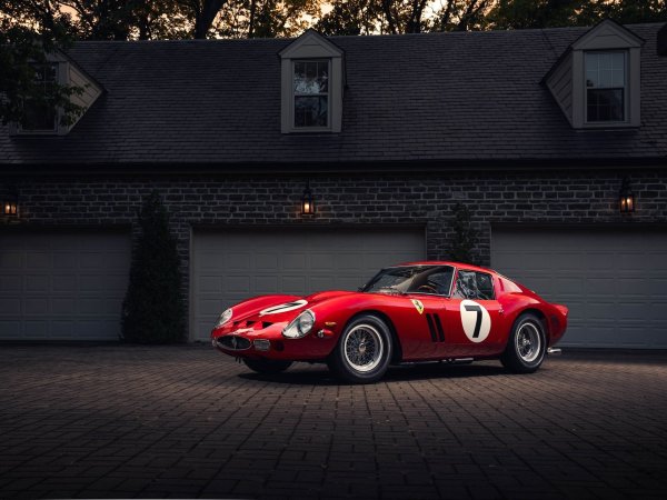 Ferrari 250 GTO е нагледно олицетворение на елегантност и спортен дух. Моделът излиза в ограничен тираж от 39 екземпляра, като съчетава в себе си идеални аеродинамични форми и висока производителност - V12 двигателят развива 300 л.с. Максималната скорост достига 280 км/ч, а ускорението до 100 км/ч отнема само 6,1 секунди.

Легендарният дизайн Pininfarina прави този модел един от най-известните в света. Сред популярните собственици на този шедьовър е барабанистът на Pink Floyd - Ник Мейсън. При излизането си пазара Ferrari 250 GTO струва около 18 000 долара, което  което с оглед на инфлацията днес прави около 150 000. На аукцион обаче цената достига 70 млн долара.
