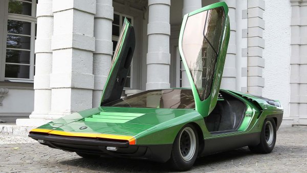 Окрилен от успеха на Miura, Гандини започва да си сътрудничи с Alfa Romeo. Започва с предизвикателство, което ще накара всички да изтръпнат. Взима механиката на един от най-красивите автомобили в света - Alfa Romeo 33 Stradale, като му придава съвсем различен стил. Така се ражда Alfa Romeo Carabo, концепция, която скъсва с всичко  преди това. Премиерата на това бижу е на автомобилното изложение в Женева през 1968 г.

Никога обаче не се произвежда масово - сега се намира в музея на Alfa Romeo. Остава обаче вдъхновение за следващите модели на дизайнера от Торино, включително грандиозните вертикални отварящи се врати или "ножици", взети от Lamborghini Countach и Diablo.
