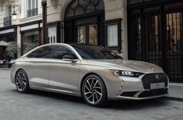 Седанът е новият флагман на френския производител DS Automobiles, като дължината му е цели 4930 мм. Моделът използва обновената платформата EMP2, като предлага впечатляващо междуосие от 2900 мм, благодарение на което пътниците на втория ред седалки получават повече пространство и комфорт. DS 9 също е оборудван с plug-in хибриден агрегат, като мощността му е 225 к.с.