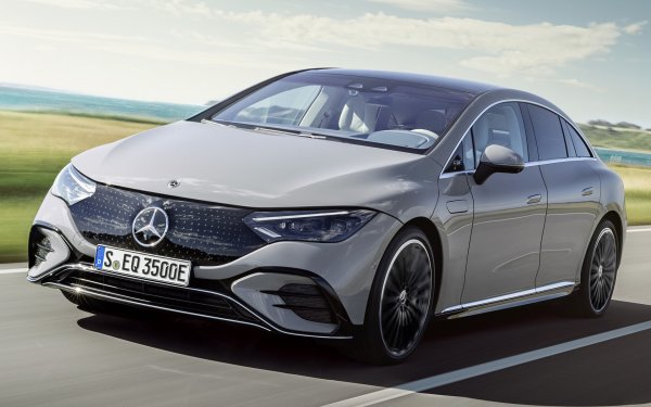 Това е вторият електрически седан на производителя от Щутгарт след флагмана EQS, като той то се предлага като алтернатива на Е-Class. Макар и с по-малки размери, EQE получава редица технологии от по-големия EQS, като сред най-впечатляващите от тях е огромният екран Hyperscreen, който преминава през цялата дължина на таблото.