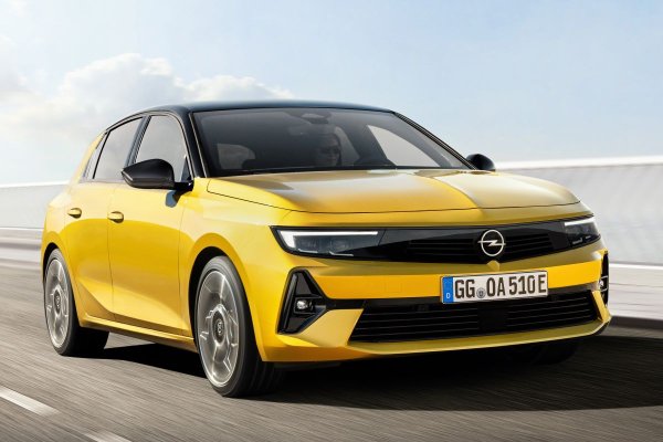 Една от най-важните премиери на германския производител е на новото поколение на Astra, което за първи път в историята на модела се предлага и с изцяло електрическо задвижване. Моделът е достъпен също с бензинови и дизелови двигатели, както и с хибридни агрегати. Особено внимание е обърнато и на интериора на автомобила, където е поставен новия напълно дигитален Pure Panel.