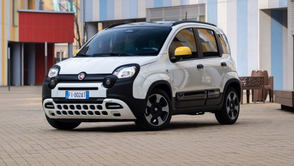 Fiat Panda е истинска легенда в Италия, като доминира в класациите за продажби от 2012 г., когато Fiat Punto, му отстъпи трона. През 2023 г. италианците са регистрирали 102 584 Fiat Panda - цифра, която от общо 1 566 448 автомобила годишно представлява пазарен дял от 6,5%. За да разберете пропорциите на този траен успех, трябва само да погледнете втория - Dacia Sandero, който регистрира 48 398 единици.

Тази историческа тенденция се потвърждава от данните за продажбите за първите четири месеца на 2024 г., които поставят Fiat Panda начело с 44 637 бройки, пред Dacia Sandero (23 065) и Citro&euml;n C3 (17 462).
