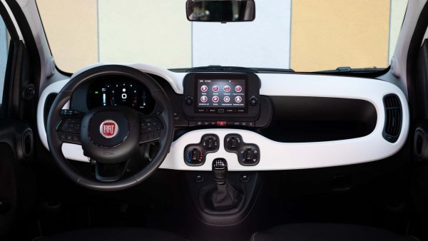 Има няколко причини за късмета на Fiat Panda, като се започне с компактните му размери, малки двигатели и конкурентни цени (базова цена до момента от 15 500 евро), които позволяват на малкия италиански автомобил да остане най-популярният в страната си. Също така не трябва да се пренебрегва въпросът за ниските експлоатационни разходи и обслужване, с гъста мрежа от сервизни центрове на Fiat в цяла Италия.

Днес Fiat Panda и специалната серия Pandina се предлагат само във версия с мек бензинов хибрид със 70 к.с., но през последните години те също и преди всичко бяха оценени заради алтернативните си двигатели като LPG, CNG, бензин и дизел, които изчезнаха, тъй като търсенето намаля.
