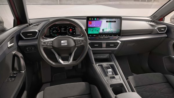 Но защо Leon се продава толкова добре? Най-вече защото е автомобил &bdquo;направен в Испания" (произвежда се в Барселона) и защото има същата платформа, двигатели и оборудване като Volkswagen Golf или Audi A3, но с по-страстен дизайн и по-мощен двигател.

Трябва да се отбележи, че най-продаваната кола в Испания през изминалата година е Dacia Sandero. И това е по много причини, като се започне с факта, че се смята за разумна покупка. Модел с достъпна начална цена, все по-мощно оборудване, много технологии на Groupe Renault и кросоувър версия, наречена Stepway, която има голям успех на пазара, доминиран от SUV.
