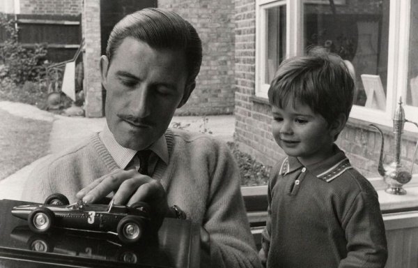 На 40 години, 3 месеца и 3 дни, в Гран при на Монако през 1969. 
Греъм Хил, бащата на бъдещия шампион с Williams Деймън Хил, сам бе един от най-талантливите пилоти на 60-те години, и при оттеглянето си държеше абсолютния рекорд за най-много подиуми (36). Победите му бяха 14, последната от които дойде на любимото му трасе в Монако през 1969. 
Хил-старши загина през 1975, но не в автомобилна, а в самолетна катастрофа, след като неговият Piper PA-23 Aztec се разби в гъстата мъгла при захода към летище Елстрий. 
НА СНИМКАТА: Греъм Хил с малкия Деймън. 