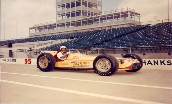 На 42 години, 10 месеца и 17 дни, в Индианаполис 500 през 1957. 
Слабо познато име в Европа, въпреки че в едва осемте си участия във Формула 1 има една победа и още три подиума. Хенкс е голяма фигура в множество американски състезания през 30-те, 40-те и 50-те, а освен това е далечен потомък на Ейбрахам Линкълн. 
