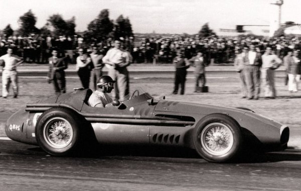 На 46 години, 1 месец и 11 дни, в Гран при на Германия през 1957. 
Това каране на аржентинския ас на "Нюрбургринг" и до днес се смяна за една от най-великите прояви на пилотско майсторство в историята. Завърнал се в Maserati, Фанджо трябваше да завърши преди пилотите на Ferrari Хоторн и Колинс, за да спечели рекордната си пета титла. На старта изостана зад тях, но успя да ги изпревари още в третата обиколка. Имаше 30 секунди аванс, когато объркване в бокса го забави много и го остави на 50 секунди зад Хоторн и Колинс. Но тогава Фанджо започна да кара като природна стихия. Зареди най-бързи обиколки, като в рекордната от тях бе с умопомрачителните 11 секунди по-бърз от най-доброто постижение на пилотите на Ferrari. Изпревари ги в предпоследната обиколката и стана шампион. Това бе последната му, 24-а победа в шампионата. 
