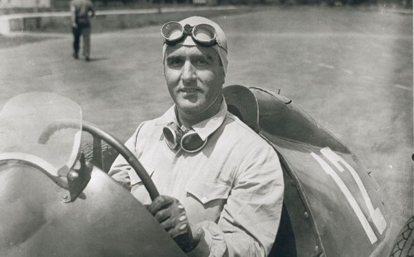 На 46 години, 9 месеца и 3 дни, в Гран при на Германия през 1953. 
Възрастните пилоти бяха нещо обичайно по пистите през 50-те години - Втората световна война бе попречила на следващото поколение да измести ветераните от 30-те. Джузепе "Нино" Фарина бе един от най-добрите сред тези ветерани, протеже на великия Тацио Нуволари и шампион в първото издание на Формула 1 през 1950. През 1953 в Германия той взе последната от петте си победи в шампионата. После Фарина се оттегли, но по злощастна ирония загина в автомобилна катастрофа със своя Lotus Cortina, докато пътуваше към Гран при на Франция и към новата си роля като филмов консултант за Ив Монтан в лентата "Гран При". 
