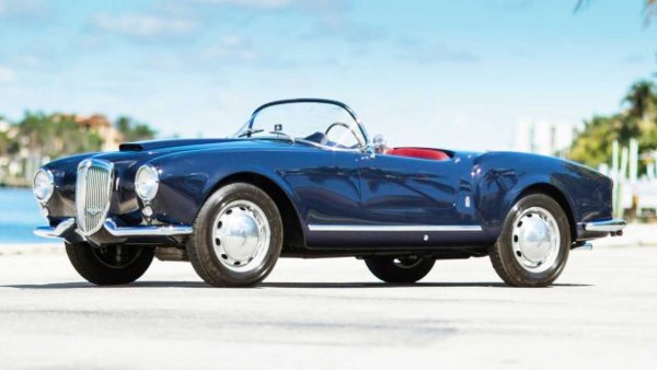 Второ място в списъка също заема Aurelia. Това е поредният шедьовър на Pinin Farina и може би най-желаният представител на торинската марка за феновете и колекционерите на Lancia - Aurelia B24S Spider America. Сред особеностите на откритата двувратка, произведена в тираж от 240 броя от 1954 до 1955 г. са панорамно предно стъкло, предна хромирана броня от две части, свалящи се странични прозорци и мек покрив. Воланът на само 181 от тези спайдъри беше вляво. Тези коли носят обозначението B24S (другите 59 са с десен волан). Моделът в перфектно състояние от снимката беше продаден през 2016 г. за рекордната сума от 1,811 000 евро. Стойността му скочи заради редките опции от Nardi и хардтопа от Carrozzeria Fontana.